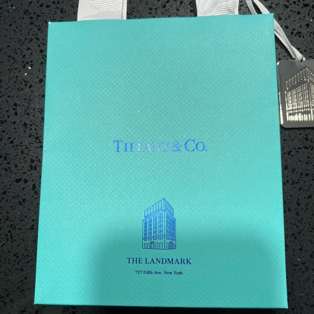 Landmark exclusive‎